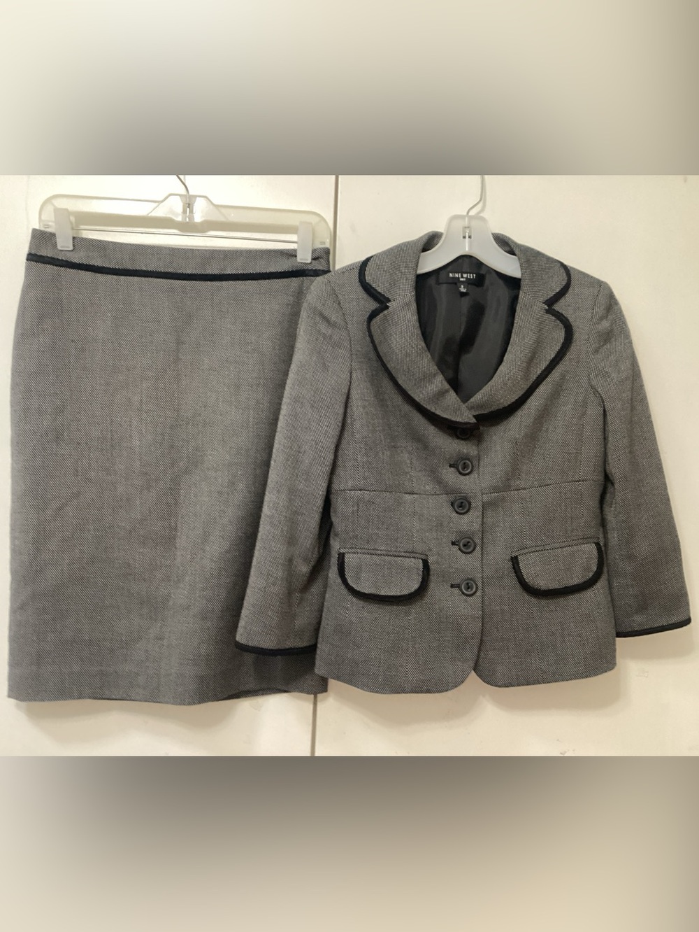 Nine West Size 2 Gray Skirt Suit Black Trim Lined - Picture 3 of 13